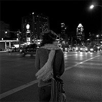 femme-attend-rue