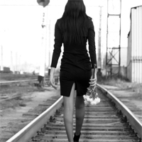 femme-marche-rails