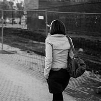 femme-marche-solitaire